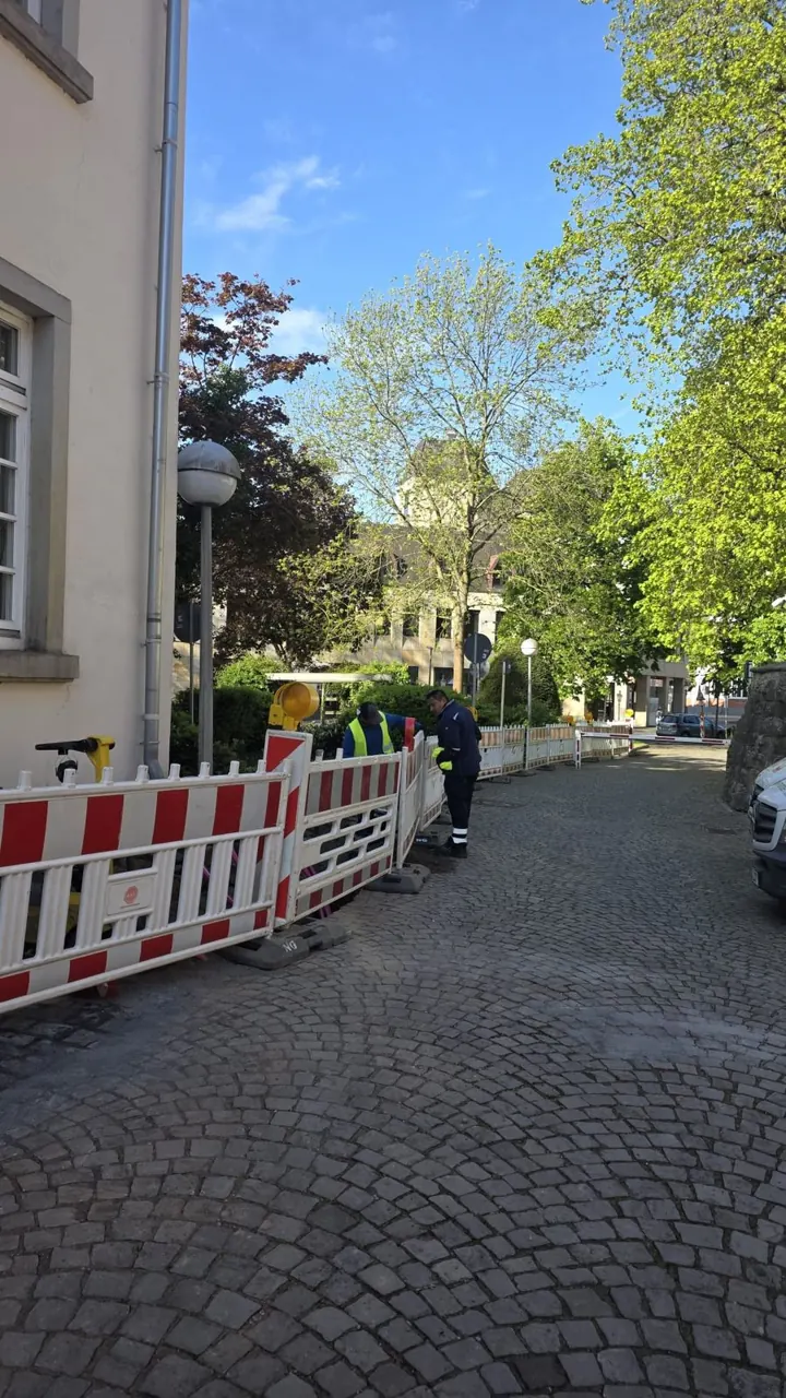 Arbeiten im Glasfasergraben neben einem Gebäude